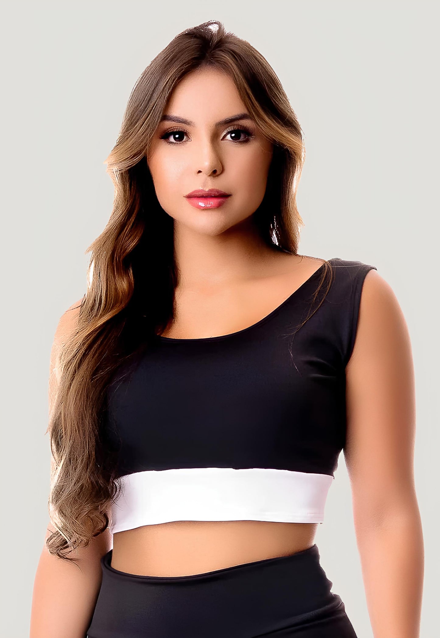 Top Cropped Fitness - Preto com Detalhes em Branco